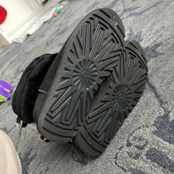 Black Uggs size 6 - WORN ONCE - Picture 5 of 5